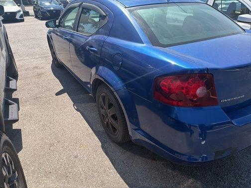 Blue Streak Pearlcoat 2013 Dodge Avenger SE