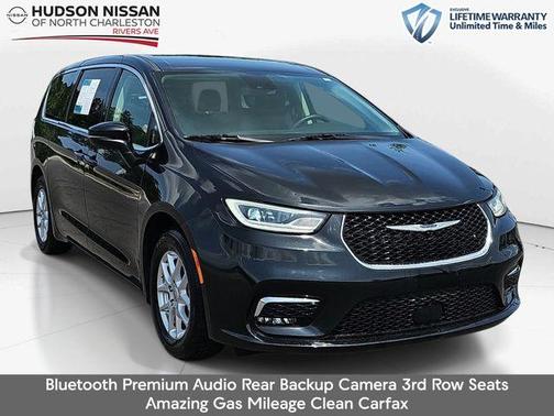 Brilliant Black Crystal Pearlcoat 2023 Chrysler Pacifica Touring-L