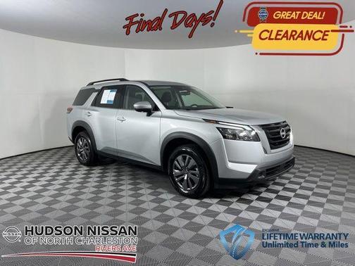 2025 Nissan Pathfinder SV