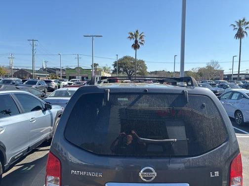 2010 Nissan Pathfinder LE