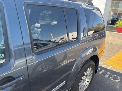 2010 Nissan Pathfinder LE