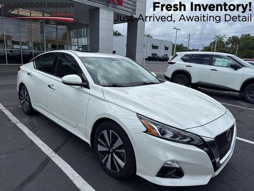 White 2019 Nissan Altima 2.5 SV
