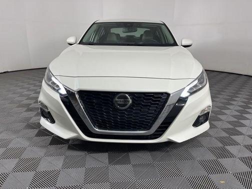 White 2019 Nissan Altima 2.5 SV