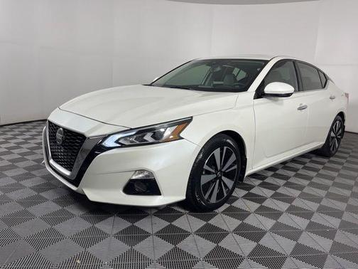 White 2019 Nissan Altima 2.5 SV