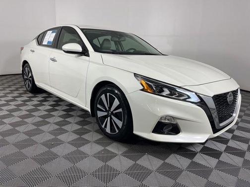 White 2019 Nissan Altima 2.5 SV