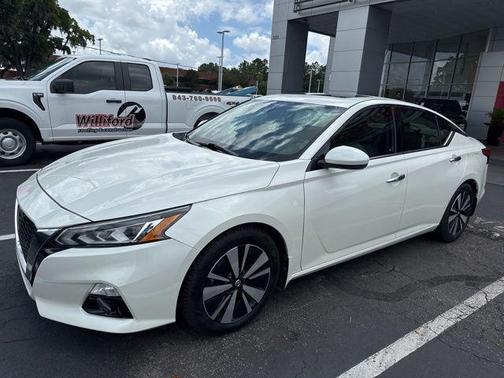 White 2019 Nissan Altima 2.5 SV