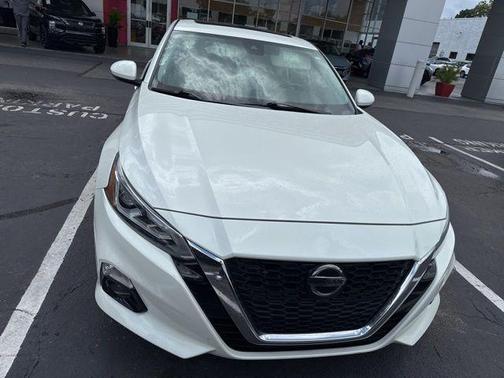 White 2019 Nissan Altima 2.5 SV