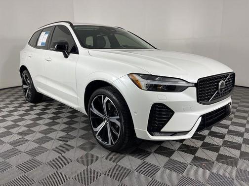 2023 Volvo XC60 B5 Ultimate Dark Theme