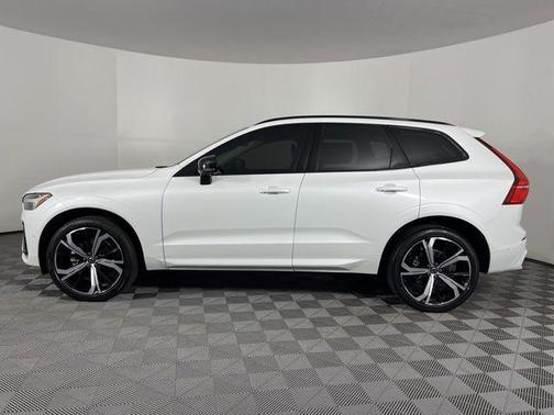 2023 Volvo XC60 B5 Ultimate Dark Theme