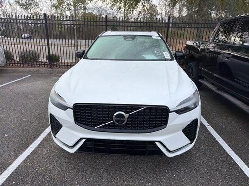 2023 Volvo XC60 B5 Ultimate Dark Theme