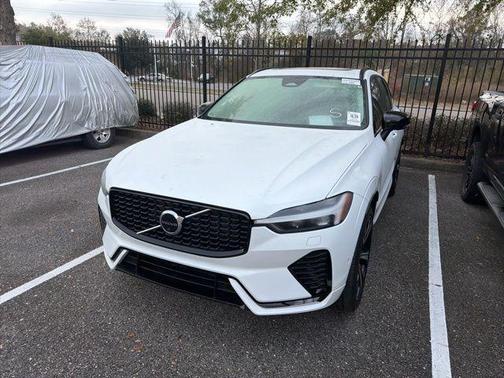 2023 Volvo XC60 B5 Ultimate Dark Theme