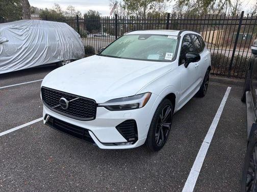 2023 Volvo XC60 B5 Ultimate Dark Theme