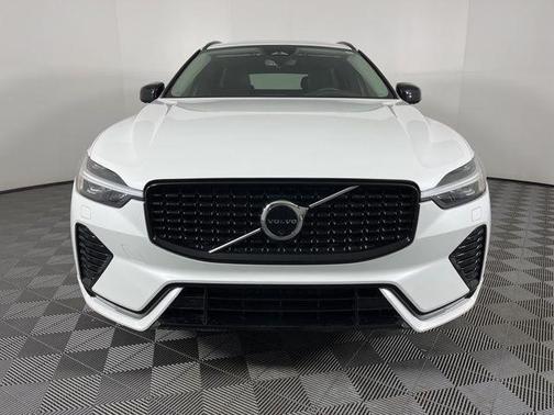 2023 Volvo XC60 B5 Ultimate Dark Theme