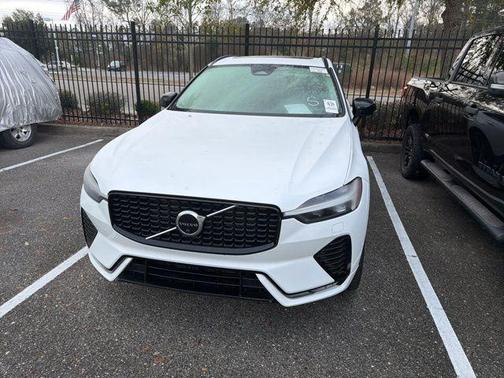 2023 Volvo XC60 B5 Ultimate Dark Theme