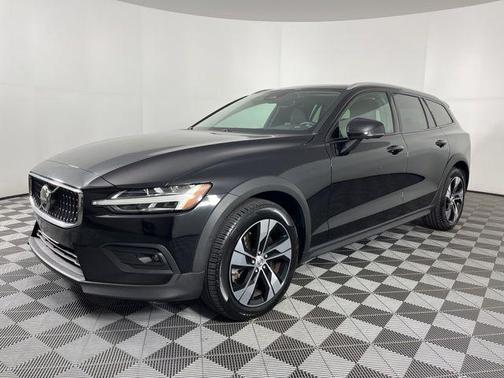 2025 Volvo V60 Cross Country B5 Plus