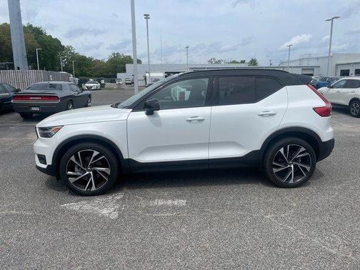 2022 Volvo XC40 T5 R-Design