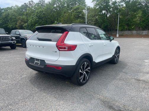 2022 Volvo XC40 T5 R-Design
