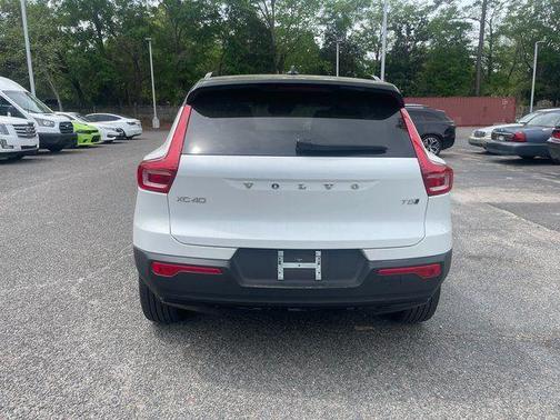 2022 Volvo XC40 T5 R-Design