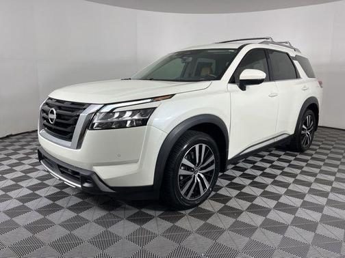 White 2023 Nissan Pathfinder Platinum