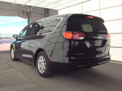 Brilliant Black Crystal Pearlcoat 2023 Chrysler Voyager LX
