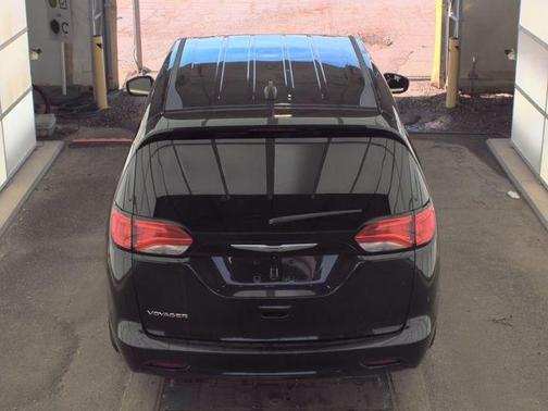 Brilliant Black Crystal Pearlcoat 2023 Chrysler Voyager LX