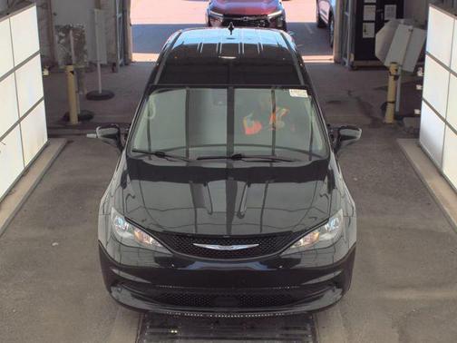 Brilliant Black Crystal Pearlcoat 2023 Chrysler Voyager LX