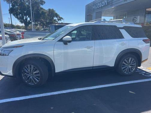 2024 Nissan Pathfinder SL