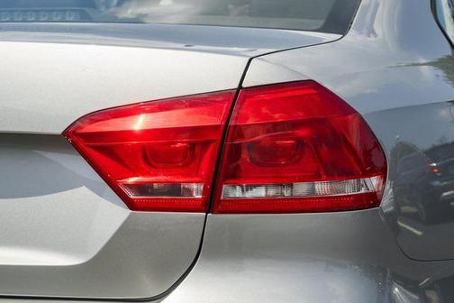 2014 Volkswagen Passat 2.5L Wolfsburg Edition