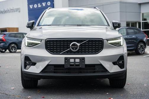 2024 Volvo XC40 B5 Plus Dark Theme
