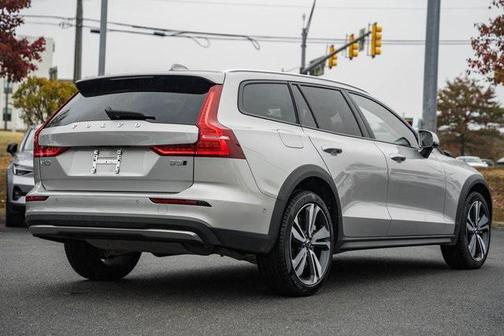 2025 Volvo V60 Cross Country B5 Plus