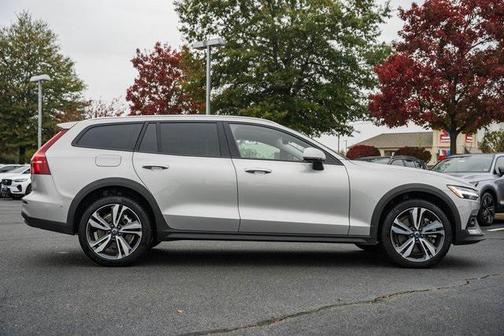 2025 Volvo V60 Cross Country B5 Plus