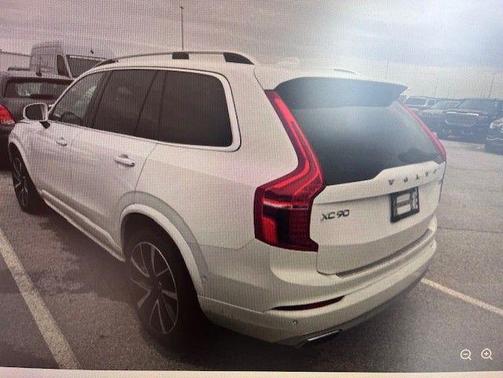 Ice White 2019 Volvo XC90 T6 Momentum