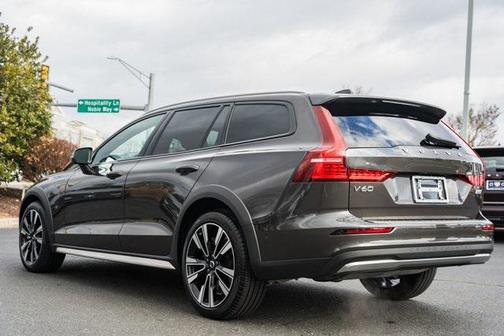 2024 Volvo V60 Cross Country B5 Ultimate