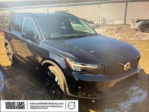 2024 Volvo XC40 B5 Plus Dark Theme