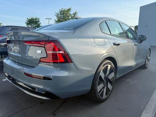 Thunder Grey Metallic 2024 Volvo S60 Recharge Plug-In Hybrid T8 Ultimate Dark Theme
