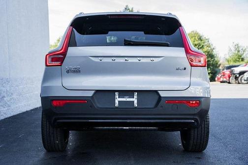 2025 Volvo XC40 B5 Ultra Dark Theme