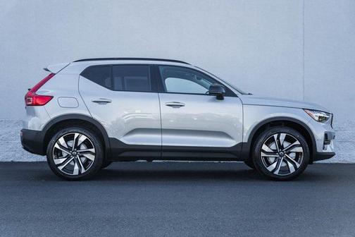 2025 Volvo XC40 B5 Ultra Dark Theme