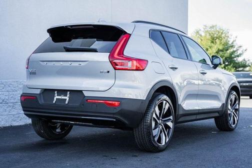 2025 Volvo XC40 B5 Ultra Dark Theme