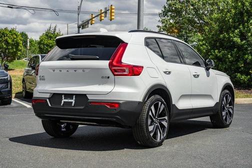 2025 Volvo XC40 B5 Plus Dark Theme