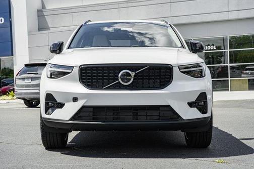 2025 Volvo XC40 B5 Plus Dark Theme