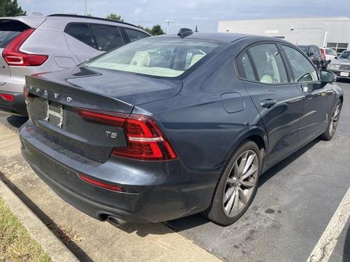 2021 Volvo S60 T5 Momentum