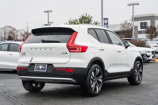 2025 Volvo XC40 B5 Ultra Bright Theme