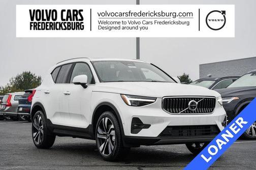 2025 Volvo XC40 B5 Ultra Bright Theme