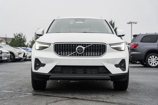 2025 Volvo XC40 B5 Ultra Bright Theme