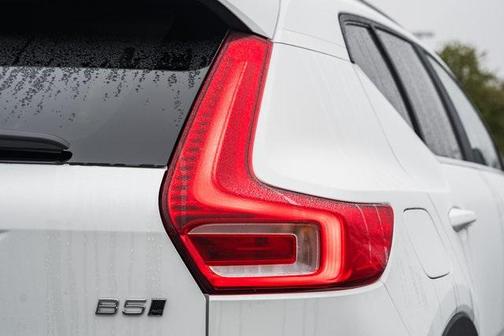 2025 Volvo XC40 B5 Ultra Bright Theme