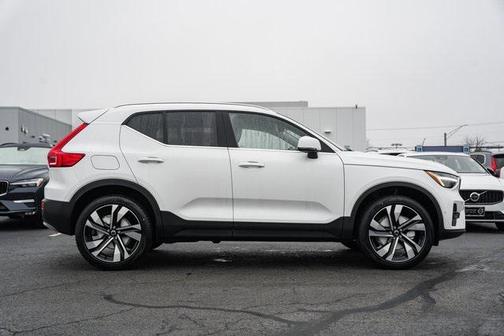 2025 Volvo XC40 B5 Ultra Bright Theme