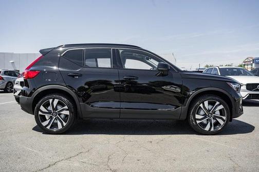 2025 Volvo XC40 B5 Plus Dark Theme