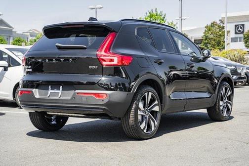 2025 Volvo XC40 B5 Plus Dark Theme