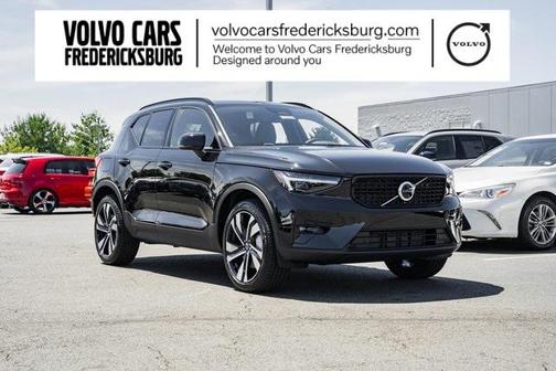 2025 Volvo XC40 B5 Plus Dark Theme