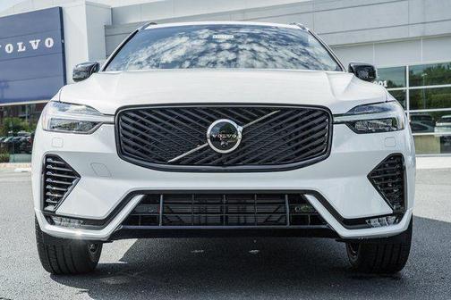 Crystal White Metallic 2026 Volvo XC60 B5 Plus